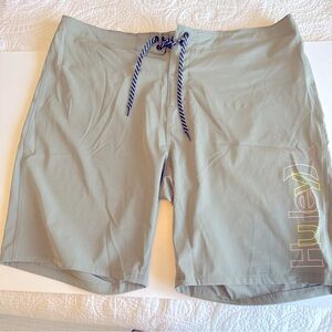 Hurley shorts, olive size 38